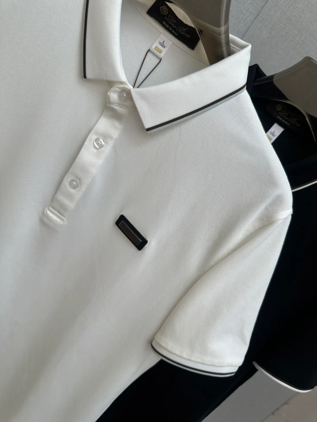 Available at the official New Arrival counter at the same time, men's lapel short-sleeved POLO shirts, Premium mainline Series, imported piqué mercerized cotton fabric, with first-class texture, excellent skin-friendliness, silky and delicate touch, fashionable three-button placket design, small lapels, fashionable and age-reducing, and the upper body is full of Italian accent, full of style. Sizes: M—3XL